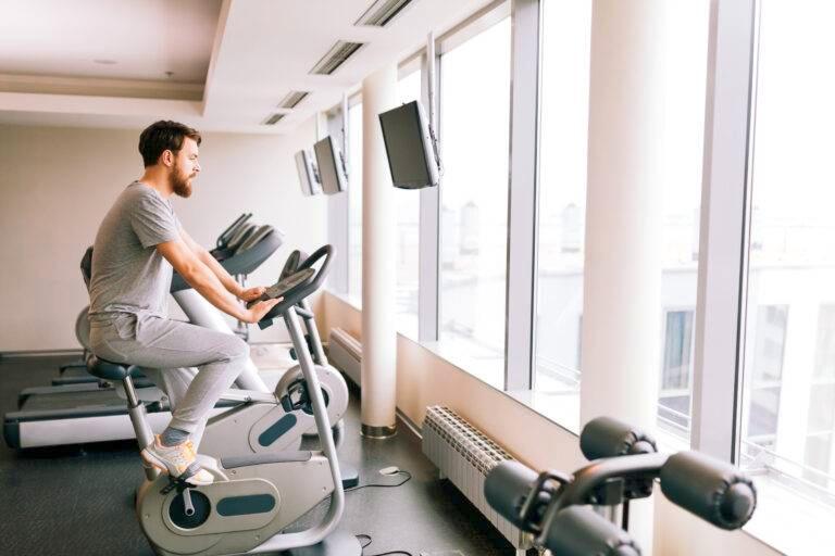 Jaki rower stacjonarny wybrać do rehabilitacji kolana, biodra?