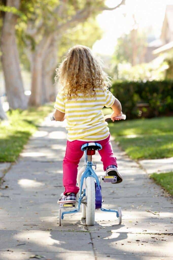 Dziecko na rowerze na chodniku