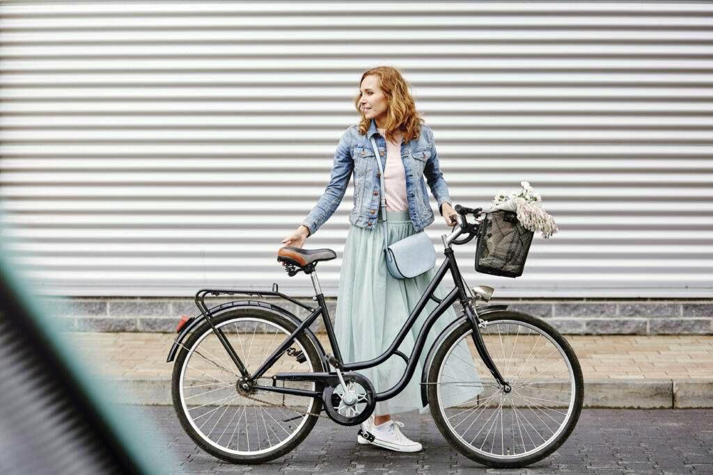 modna kobieta i rower miejski