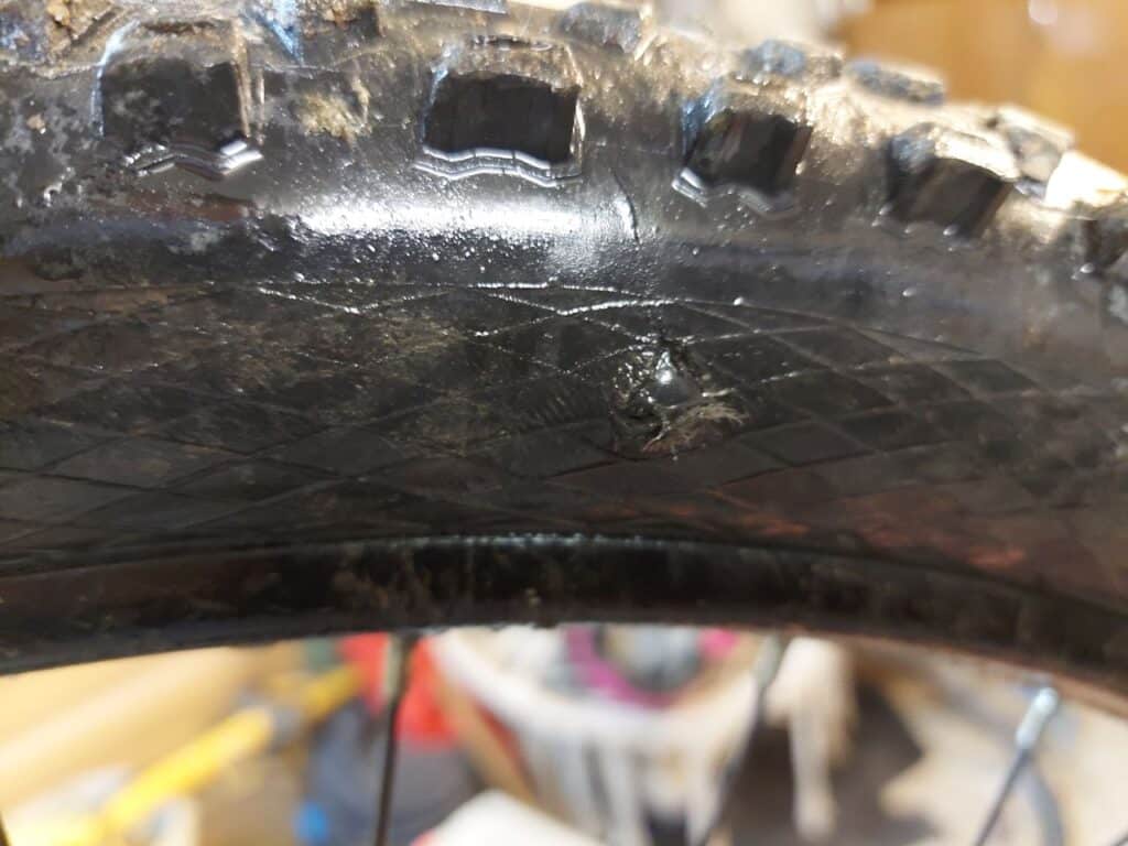 Dziura w oponie rowerowej