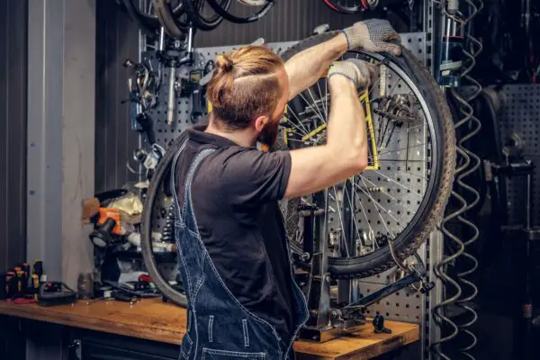 jak ściągnąć oponę rowerową