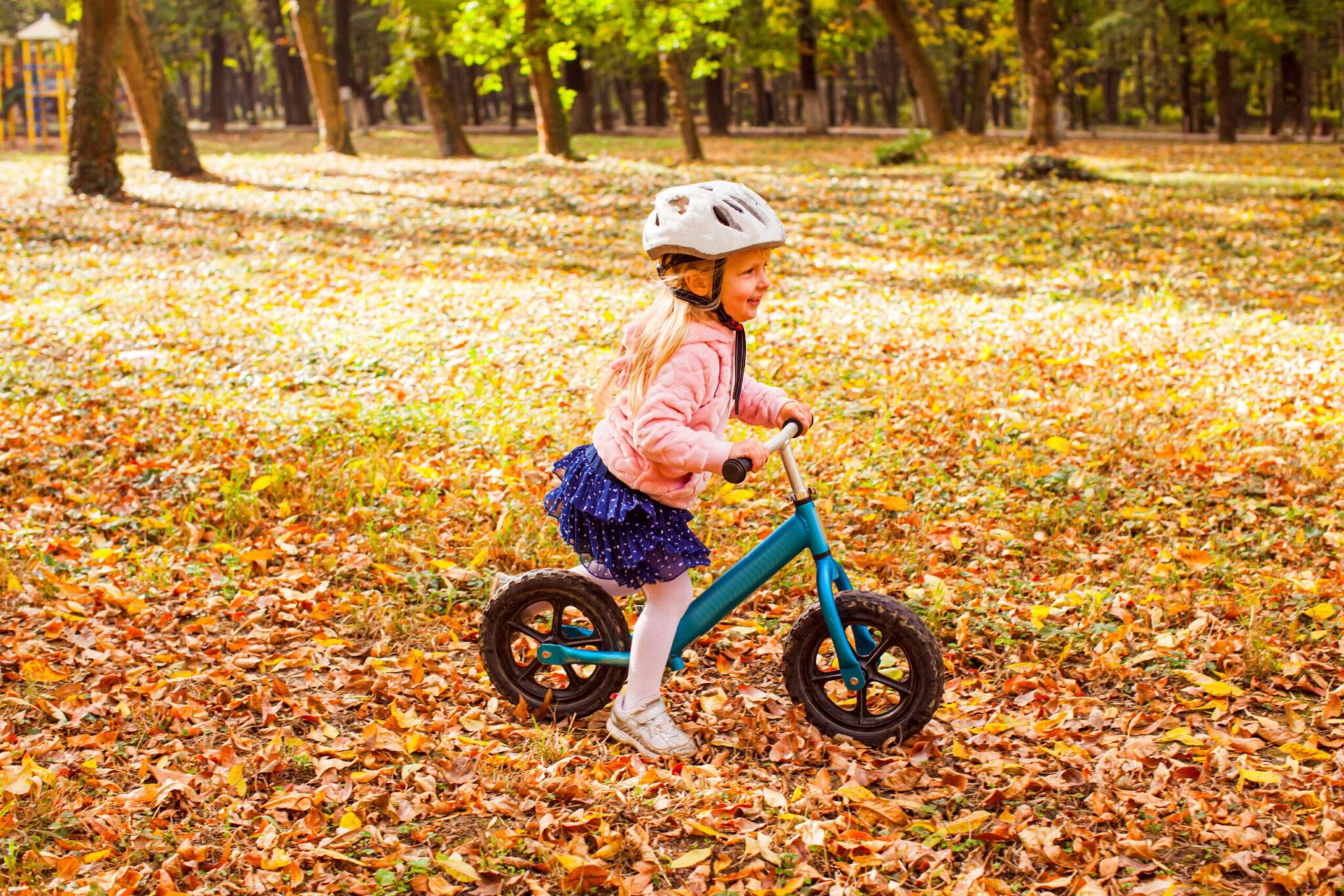 6 powodów, dlaczego warto uczyć dziecko jazdy na rowerze biegowym