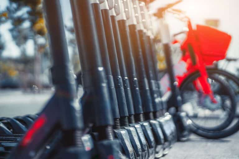 Rower elektryczny czy hulajnoga elektryczna do miasta.