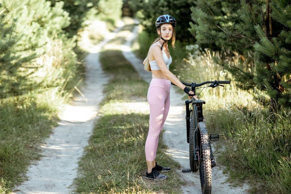jazda na rowerze w lesie