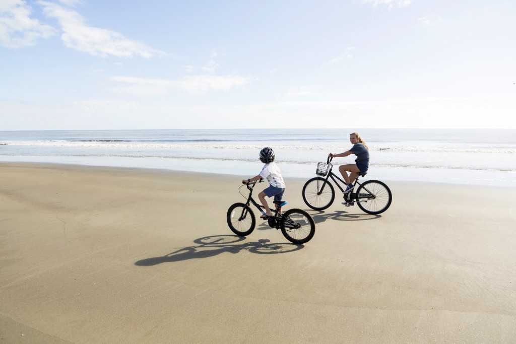 dzieci na plaży na rowerach