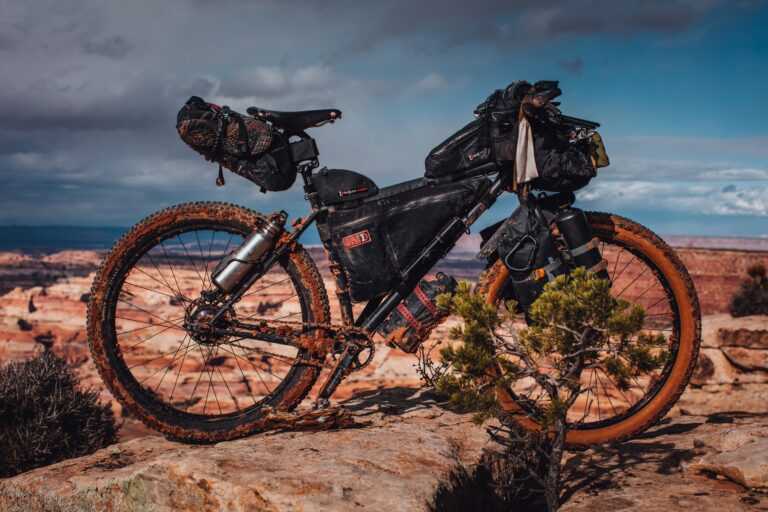 Bikepacking czy sakwy? W co się zapakować na wyprawę rowerową?