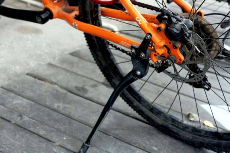 Dlaczego rowery szosowe i MTB nie posiadają stopki rowerowej i jak sobie bez niej radzić?