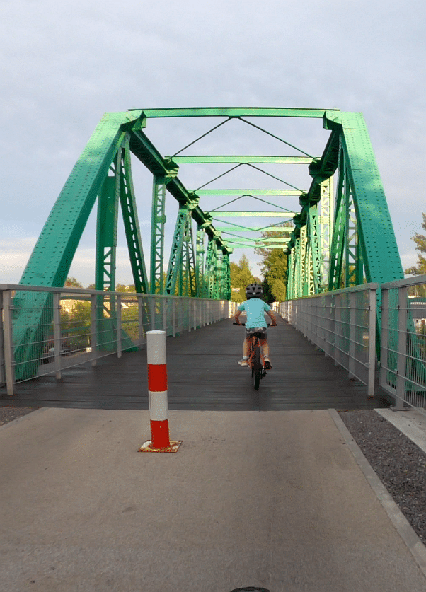 Most kolejowy na żelaznym szlaku rowerowym